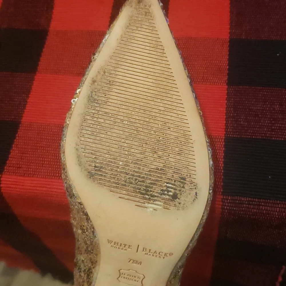 White House Black Market champagne gold sequined heels - Picture 4 of 7